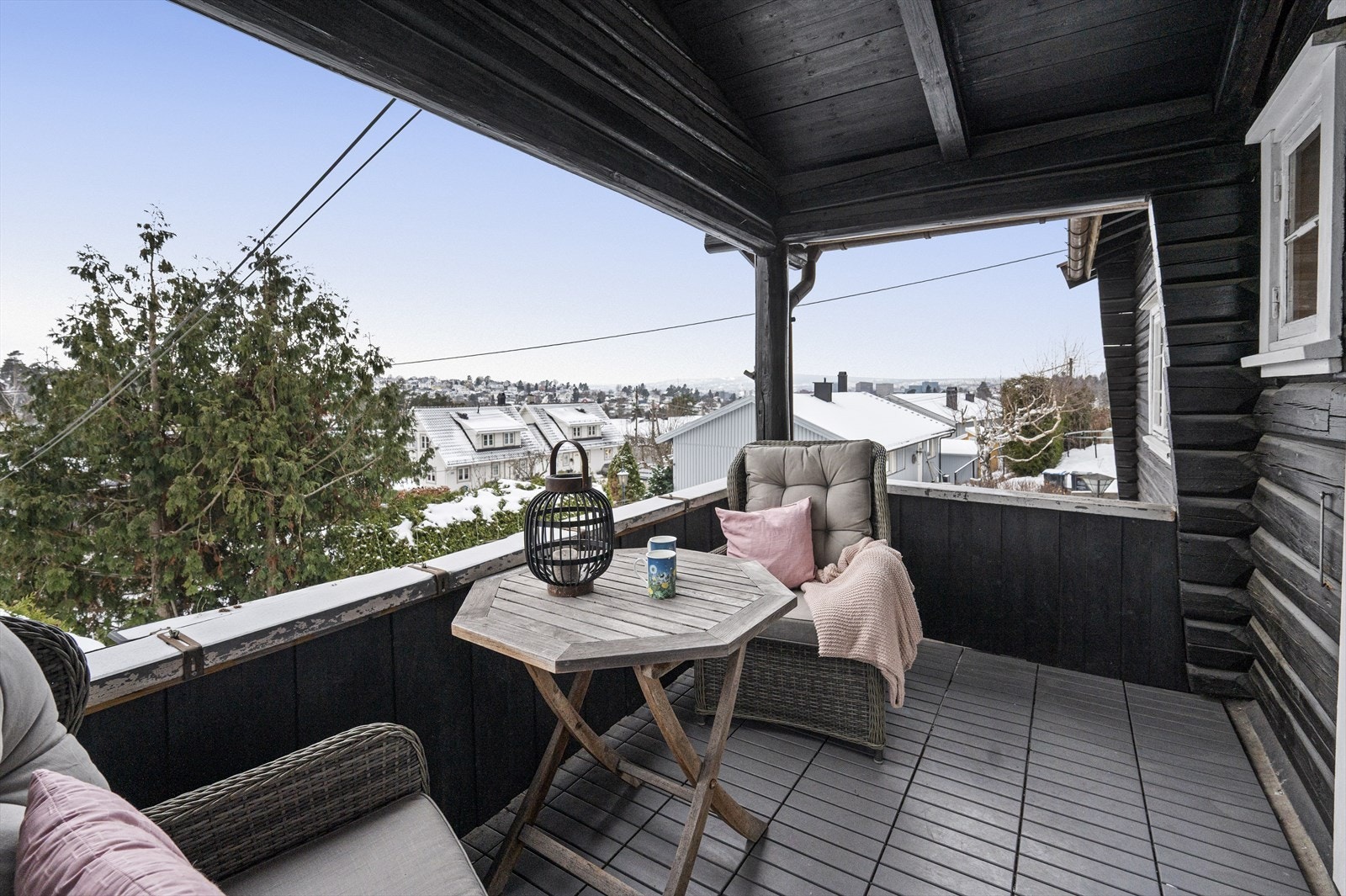 Verandaen er perfekt for rolige morgenstunder og avslappende kvelder med utsikt over nabolaget. Galleribilde