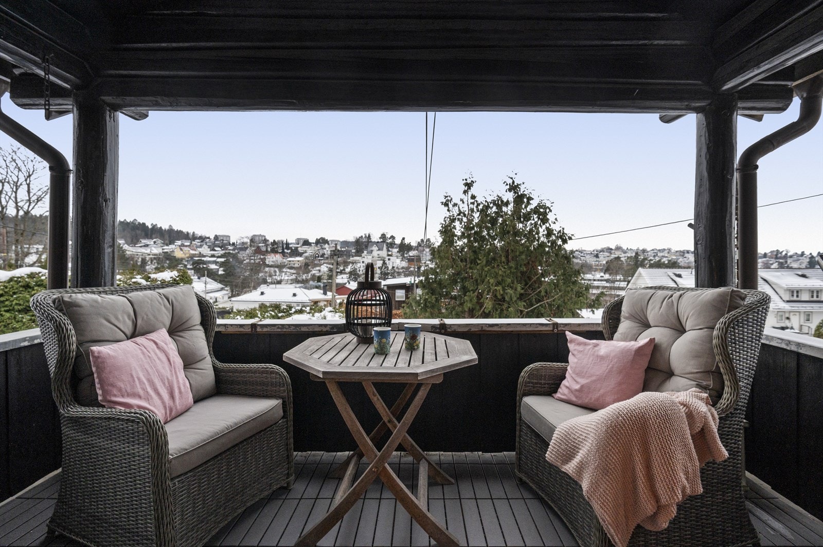 Fra stuen er det utgang til en hyggelig, overbygget veranda på 7 m². Galleribilde