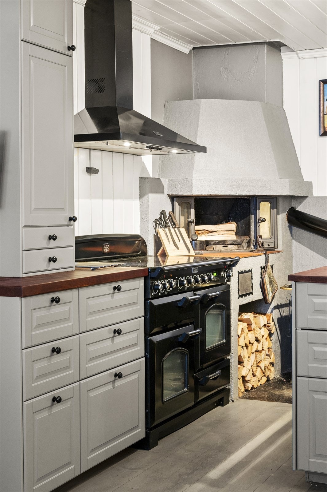 Ventilasjonen skjer via avtrekk fra ventilator over platetoppen og tilluft gjennom ventiler i vinduene. Galleribilde