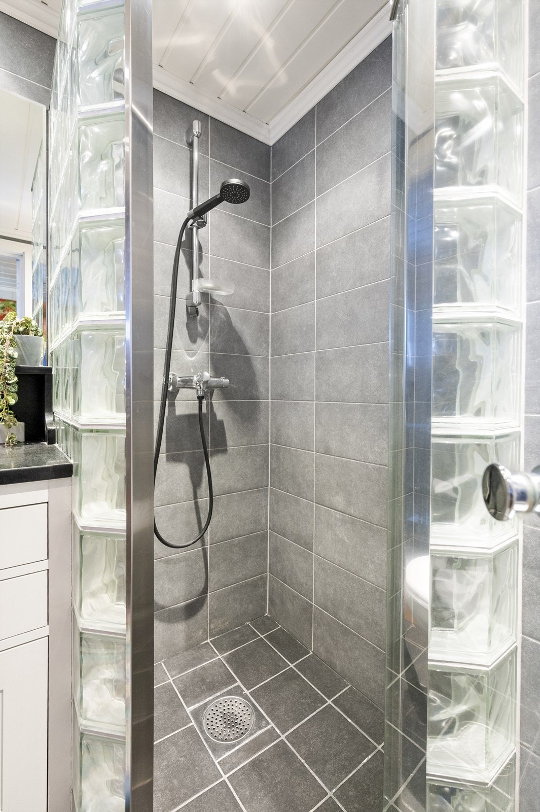 Dusjhjørne med glassbyggestein. Galleribilde