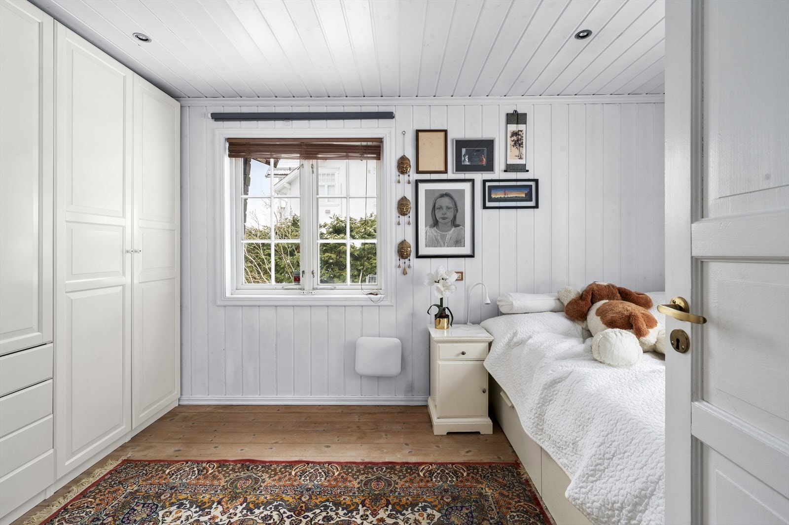 Soverom med garderobeskap. Galleribilde