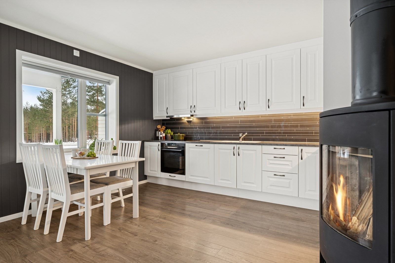 Kjøkkenet har en lys og tidløs innredning med profilerte fronter og laminat benkeplate. Galleribilde