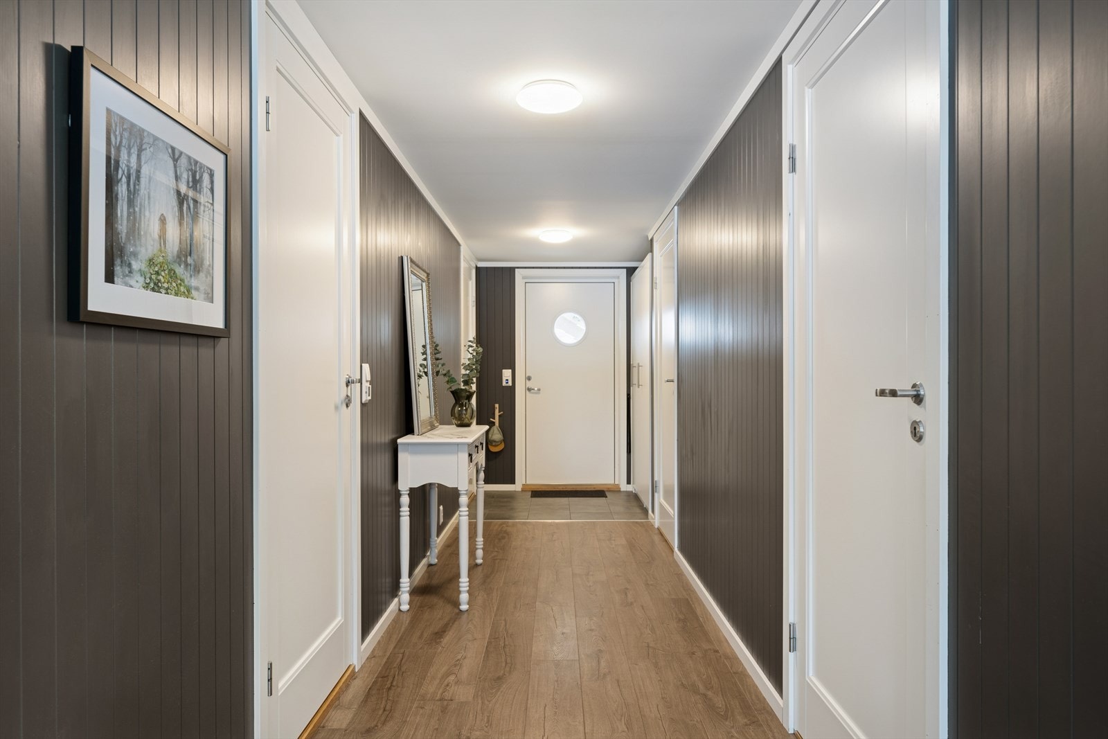 Det er lagt fliser ved inngangspartiet i entreen, som gir en praktisk og slitesterk løsning i sonen med mest trafikk. Galleribilde