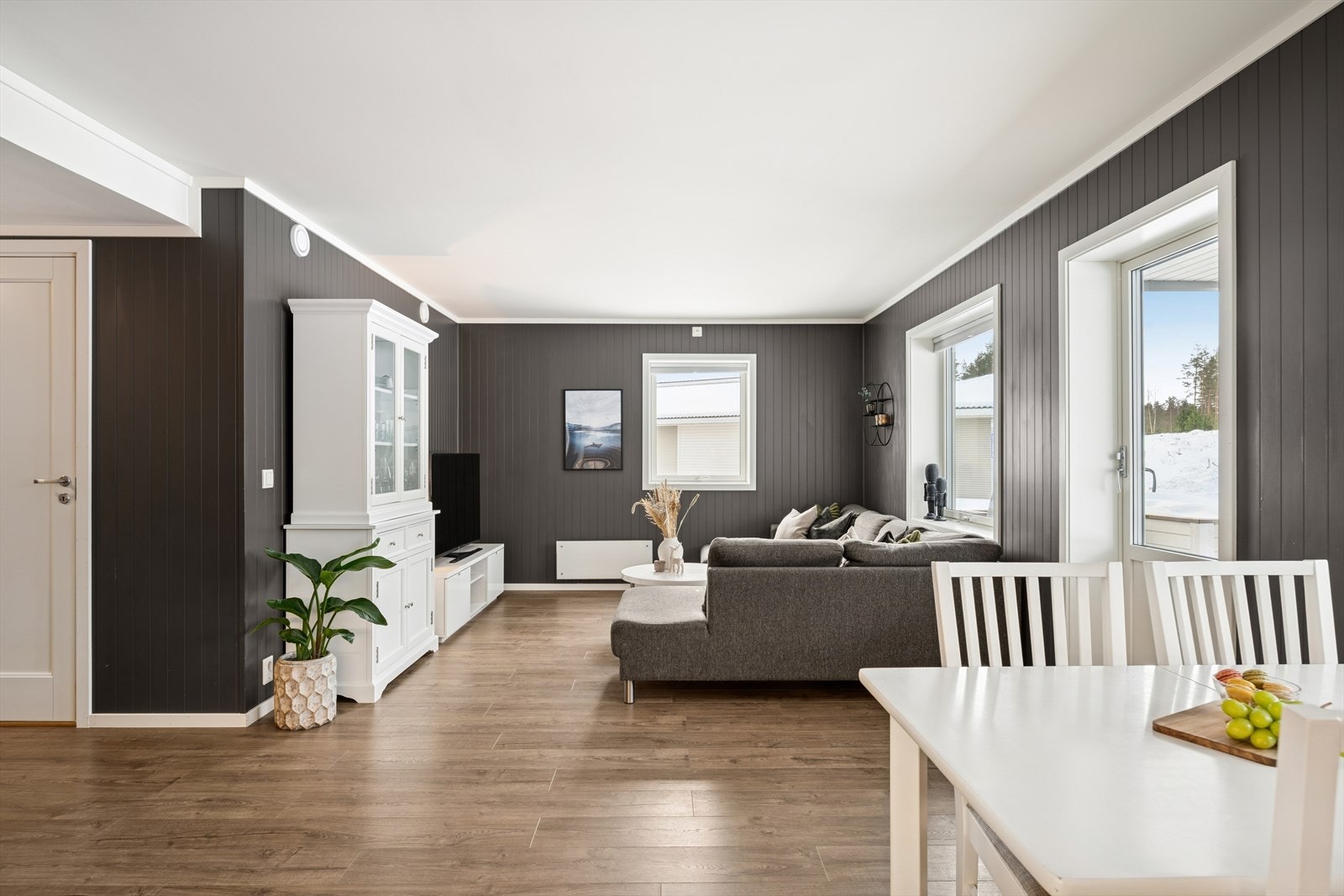 Leiligheten måler 77 kvm og ligger i byggets 1. etasje med trappefri adkomst. Galleribilde