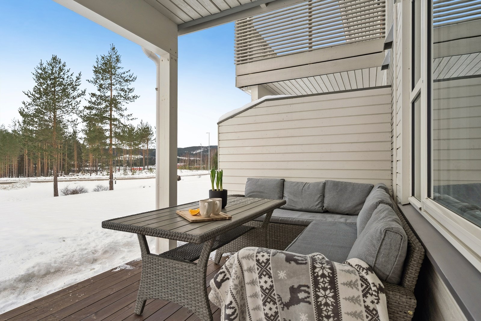 Terrassen gir god plass til å ha en trivelig utegruppe. Galleribilde