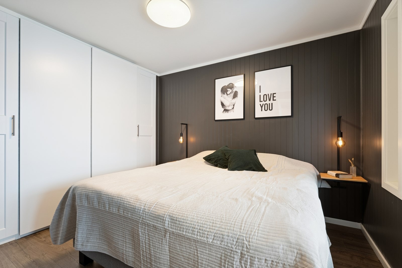 Det er plass til å ha garderobeskap på alle rommene. Galleribilde