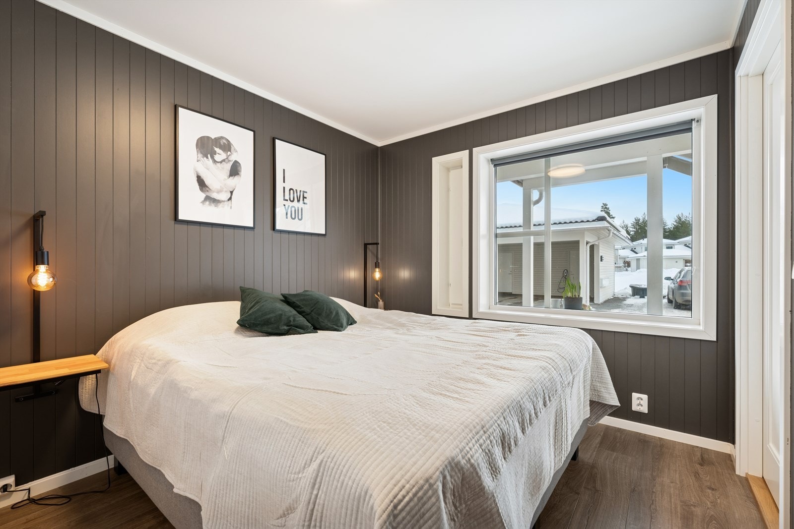 Det er tre soverom i leiligheten. Hovedsoverommet er romslig og innbydende, med god plass i en praktisk og romslig garderobeløsning. Galleribilde