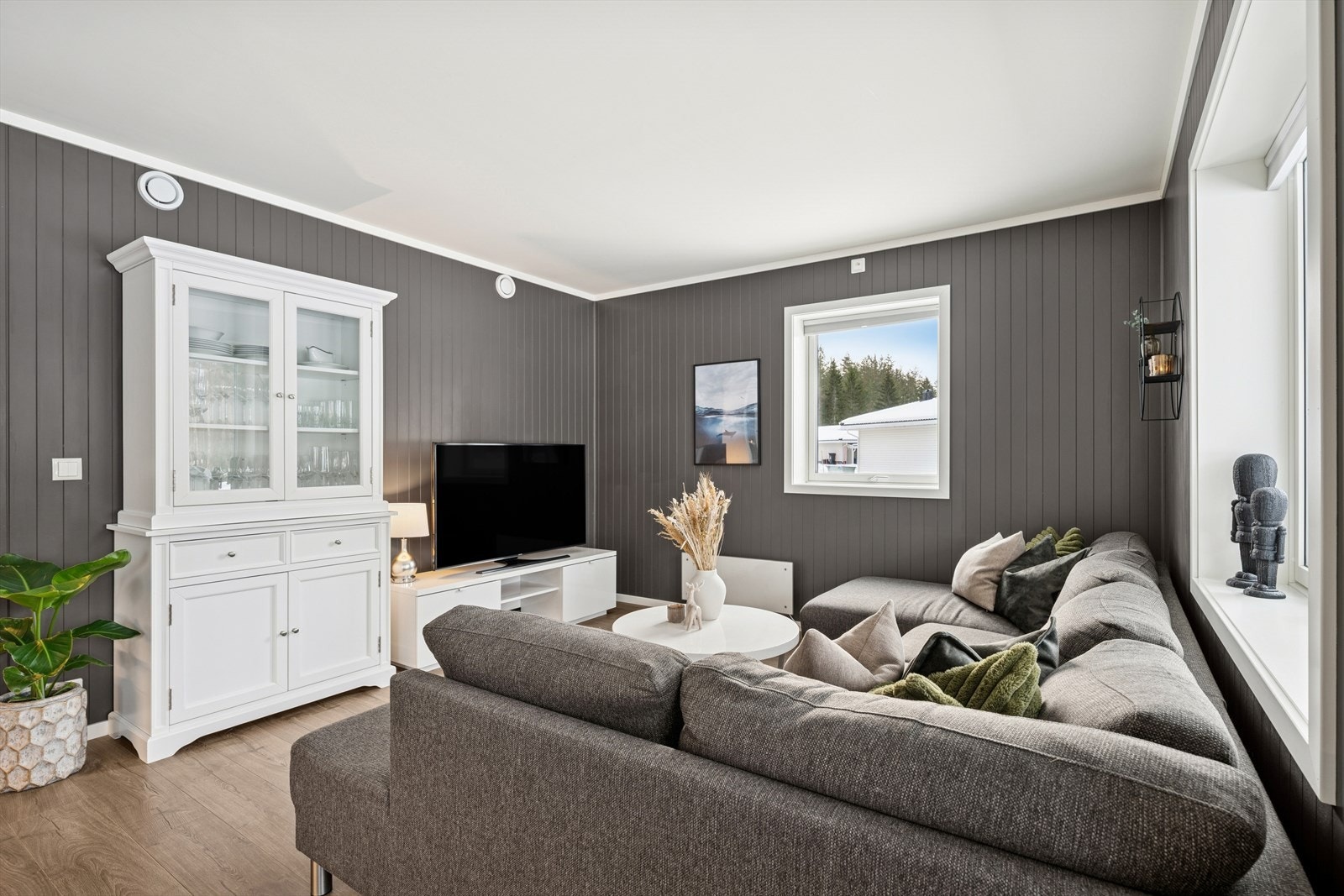 Rommet har god plass til både sofagruppe med tilhørende møbler og egen spiseplass. Galleribilde