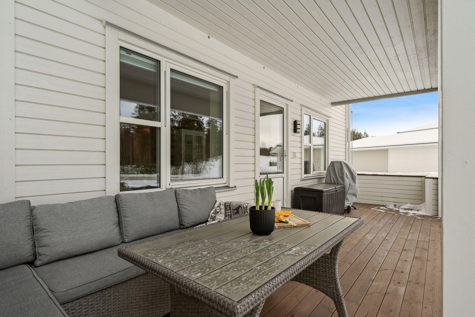 Overbygget terrasse på ca. 18 kvm med god plass til møblering og direkte adkomst til fellesarealet - et svært anvendelig uteområde. Galleribilde