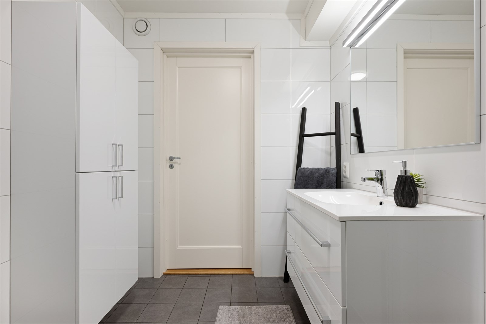 Badet har flislagte overflater på både vegger og gulv. Galleribilde