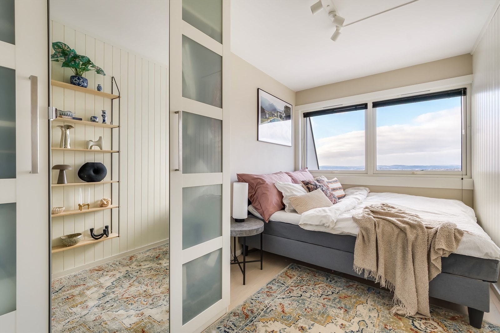 Soverom 2 med store vindusflater med rikelig lysinnslipp. God plass til garderobeløsning, dobbeltseng og nattbord. Galleribilde