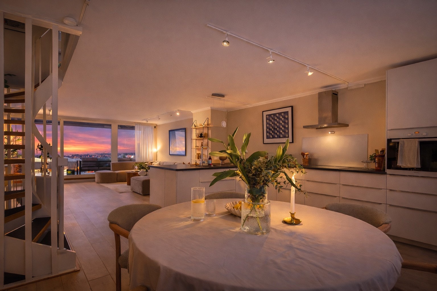 Velkommen til Grefsenkollveien 12E - Presentert av Silje M. Johansen og Jonas Andersen v/ Nordvik Bjørvika (Foto: Kenneth Willassen. Bildet er redigert til kveldsbilde) Galleribilde