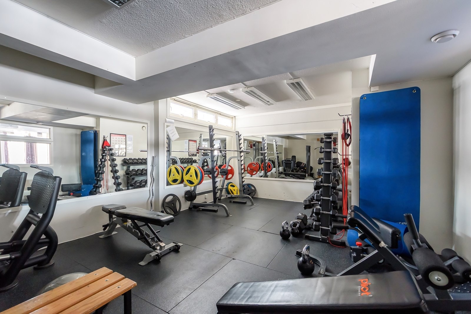 Adgang til treningsrommet er kun for beboere som har betalt treningsavgift. Av praktiske årsaker vil det kun være mulig å kjøpe helårs- ellers halvårsadgang. Galleribilde