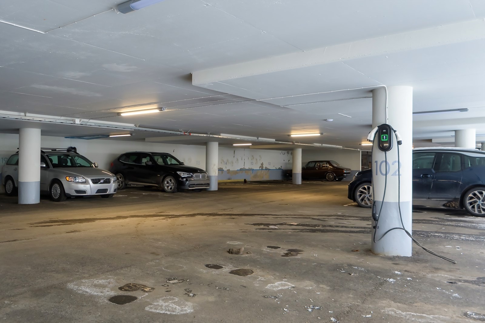 Parkeringsplass som følger med leiligheten har elbillading. Sameiet har i tillegg ca 90 gjesteparerkinger. Galleribilde