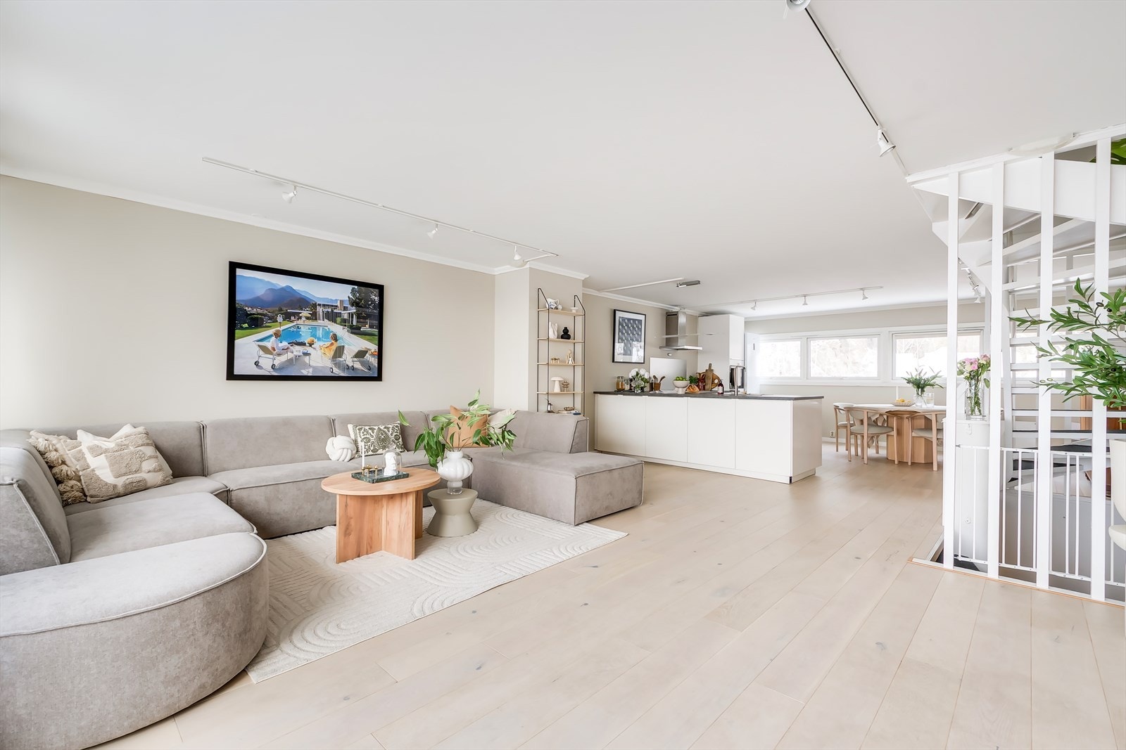 Her er det god plass til ulik møblering hvor du kan skape flere sosiale soner. Galleribilde