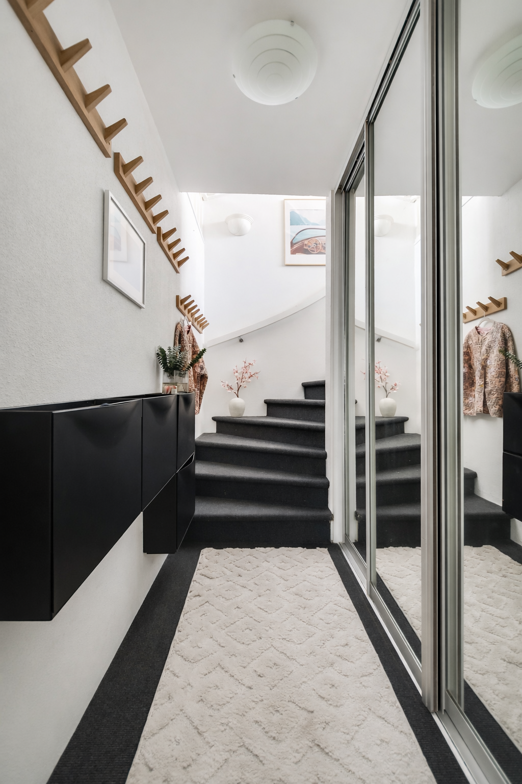 Entré med oppbevaring bak skyvedørene og plass til å henge fra seg ytterklær og sko. Galleribilde