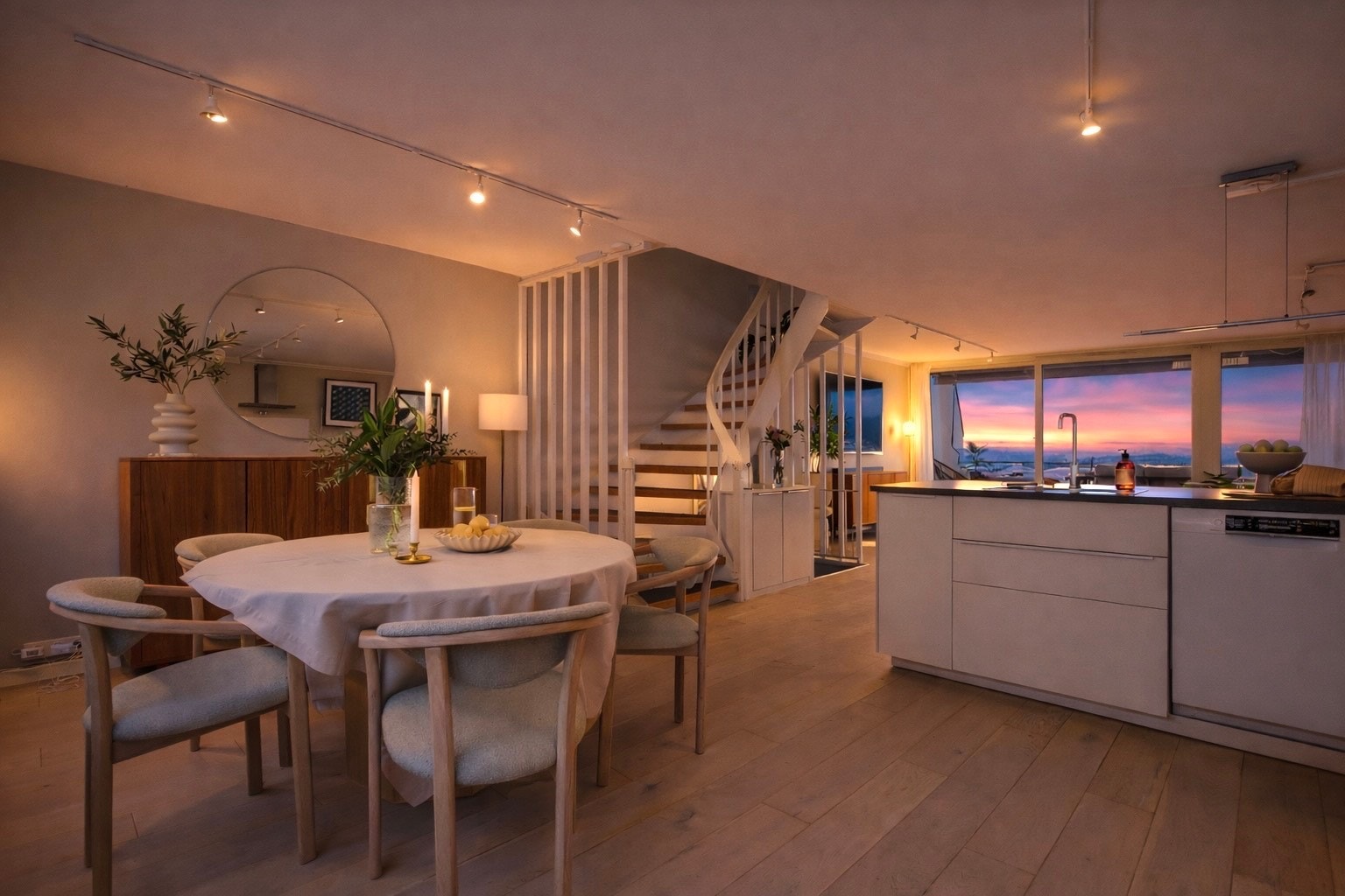 Det er godt naboskap i blokka med store ganger hvor barna leker med hverandre. Kort vei til Marka og hyggelig turstier samt en fantastisk utsikt. Galleribilde