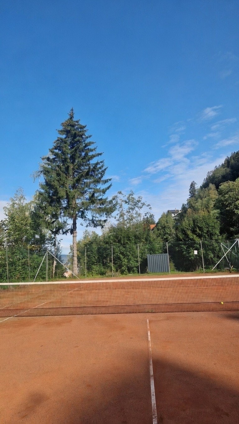 Sameiet har to avlåste tennisbaner bak blokkene. Beboere i SGT og nabosameiene kan få adgang. Galleribilde