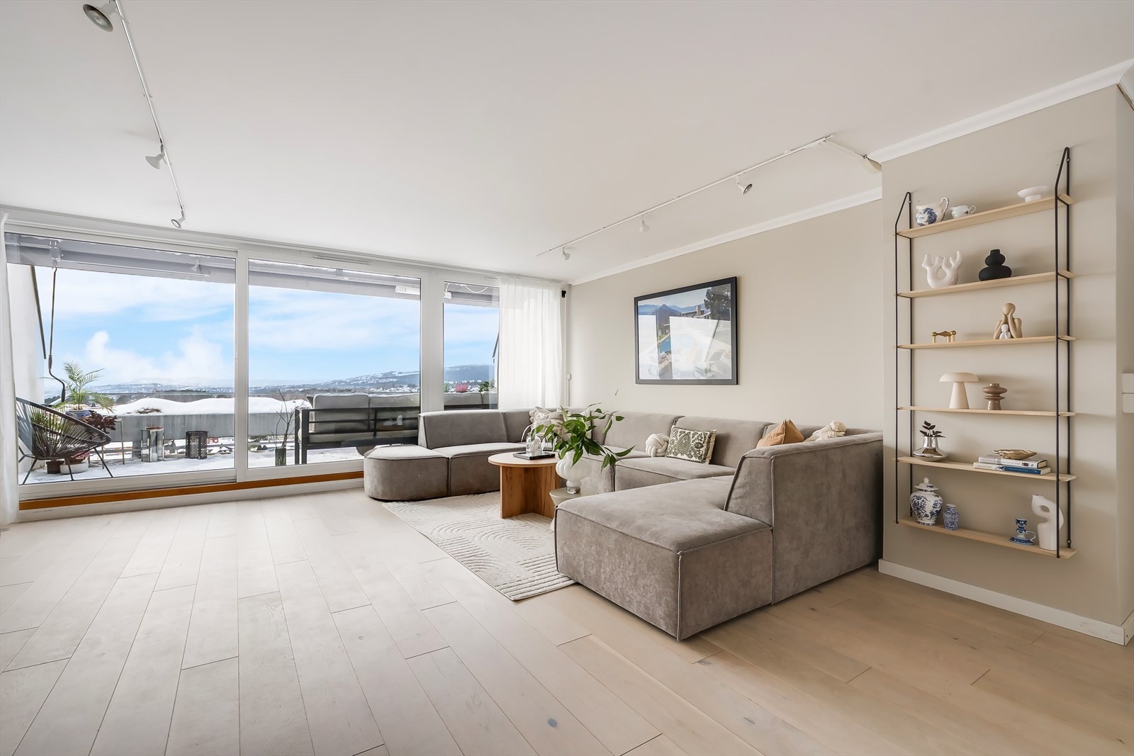 En romslig stue og kjøkkenløsning med mye naturlig lys. Galleribilde