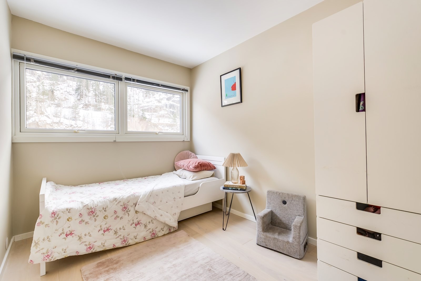 Det minste soverommet har vinduer ut mot Grefsenkollen og passer perfekt til et barnerom. Galleribilde