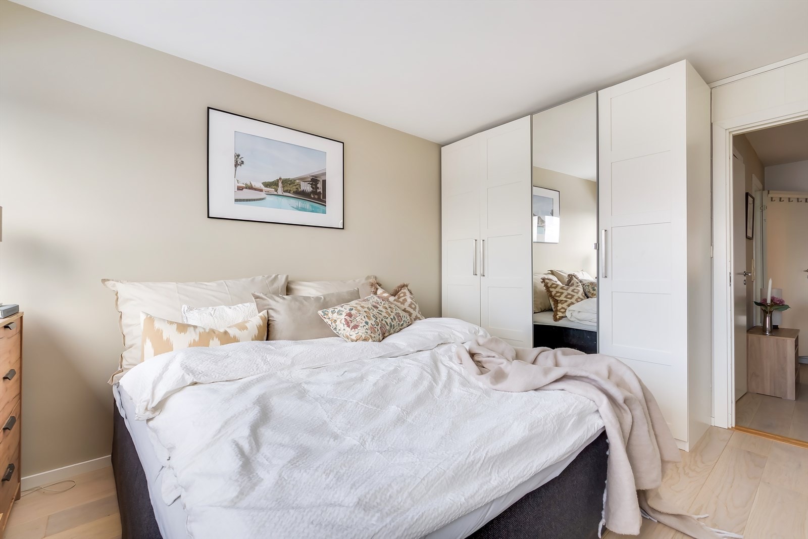 Soverommet har et stort garderobeskap med god plass til klær. Her er det mange gode møbleringsmuligheter. Rommet er lyst og luftig. Galleribilde