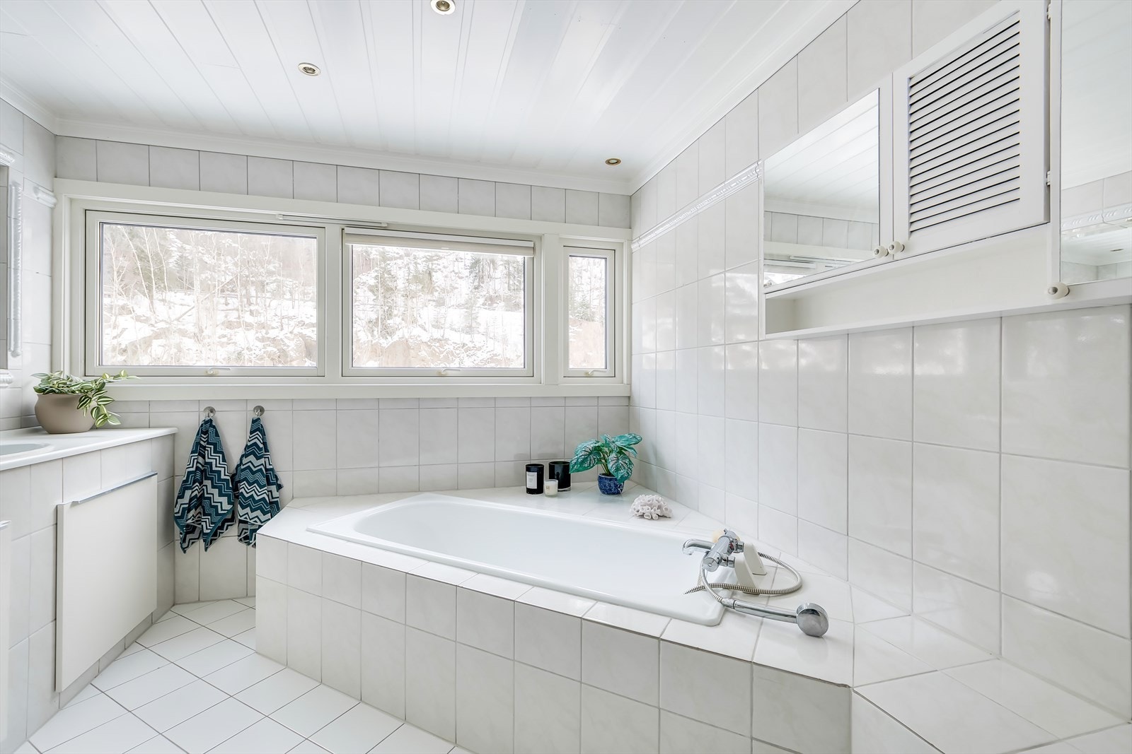 Badet får TG3 og må påberegnes renovering. Det er sluk under badekaret, og det er installert dusjkabinett for å redusere fuktbelastning ved dusjing. Galleribilde