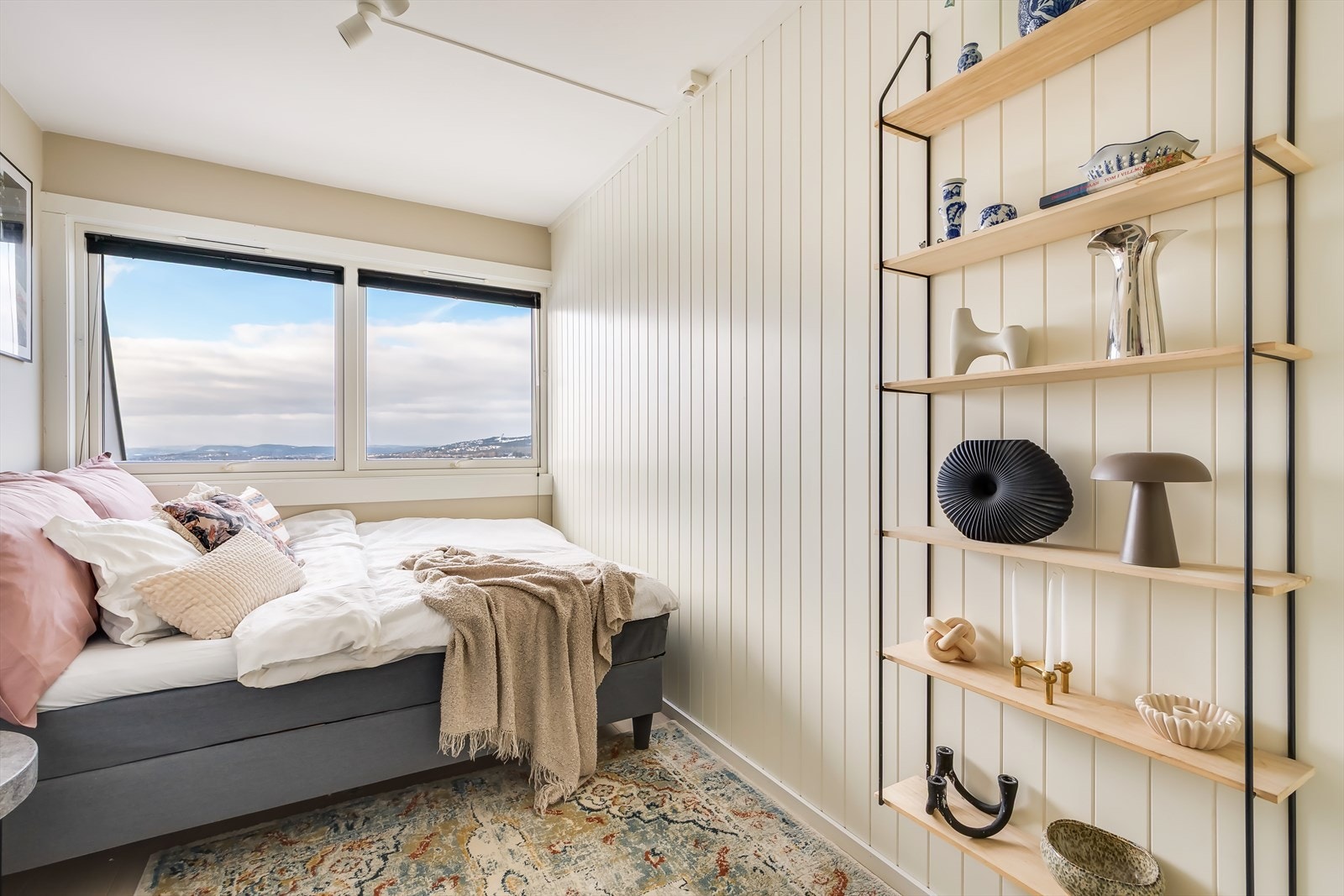 Hver vinter blir den store ballplassen til sameiet omgjort til en skøytebane. I tillegg så er det et eget smørerom i sameiet samt lekeplass og vaskeri. Galleribilde