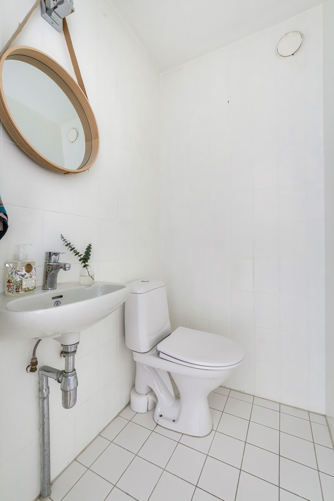 Eget toalettrom med fliser på vegger og gulv. Galleribilde