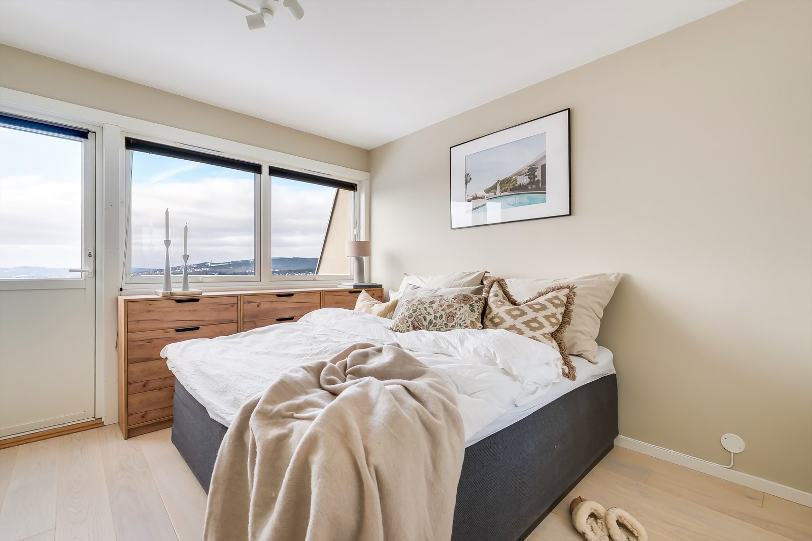 Hovedsoverommet i boligen har egen utgang til luftebalkongen. Galleribilde