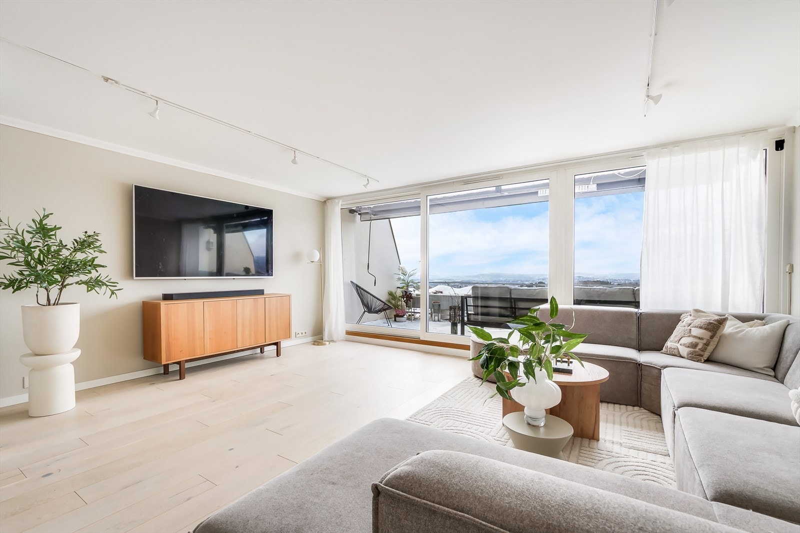 Det finnes en barnehage beliggende i sameiet hvor beboerene får prioritet. Galleribilde