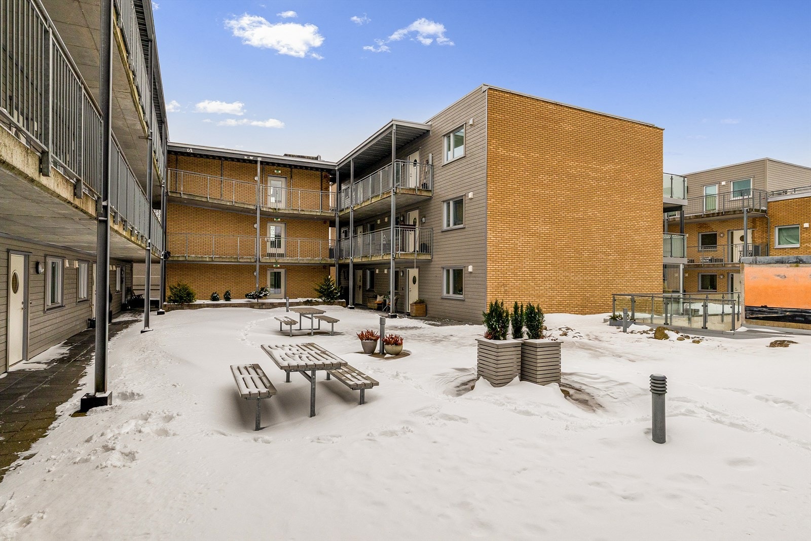 Parker bilen i oppvarmet garasjekjeller med elbil lader, ta heisen opp og gå ut i et åpent, skjermet atrium før du kommer inn til leiligheten. Galleribilde