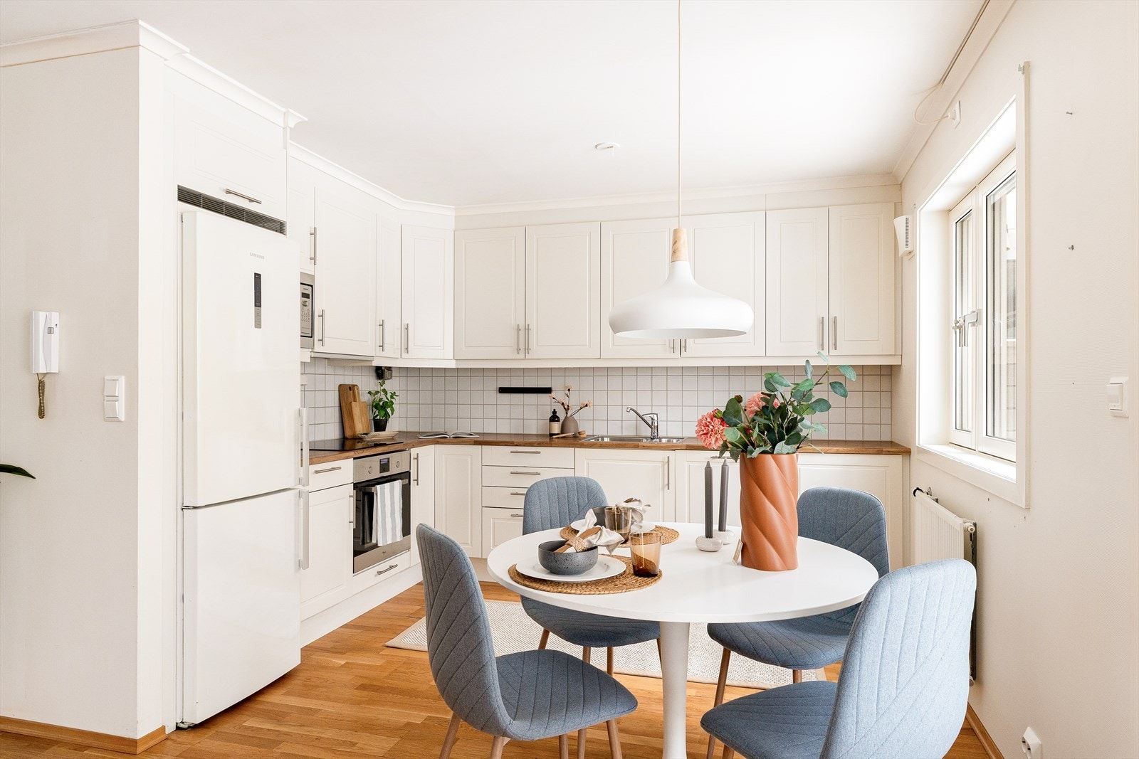 Kjøkkenet er utstyrt med montert kjøl-/fryseskap, oppvaskmaskin, induksjonstopp, mikrobølgeovn, stekeovn samt komfyrvakt. Kjøkkenet har mekanisk avtrekk via boligens ventilasjonsanlegg. Galleribilde