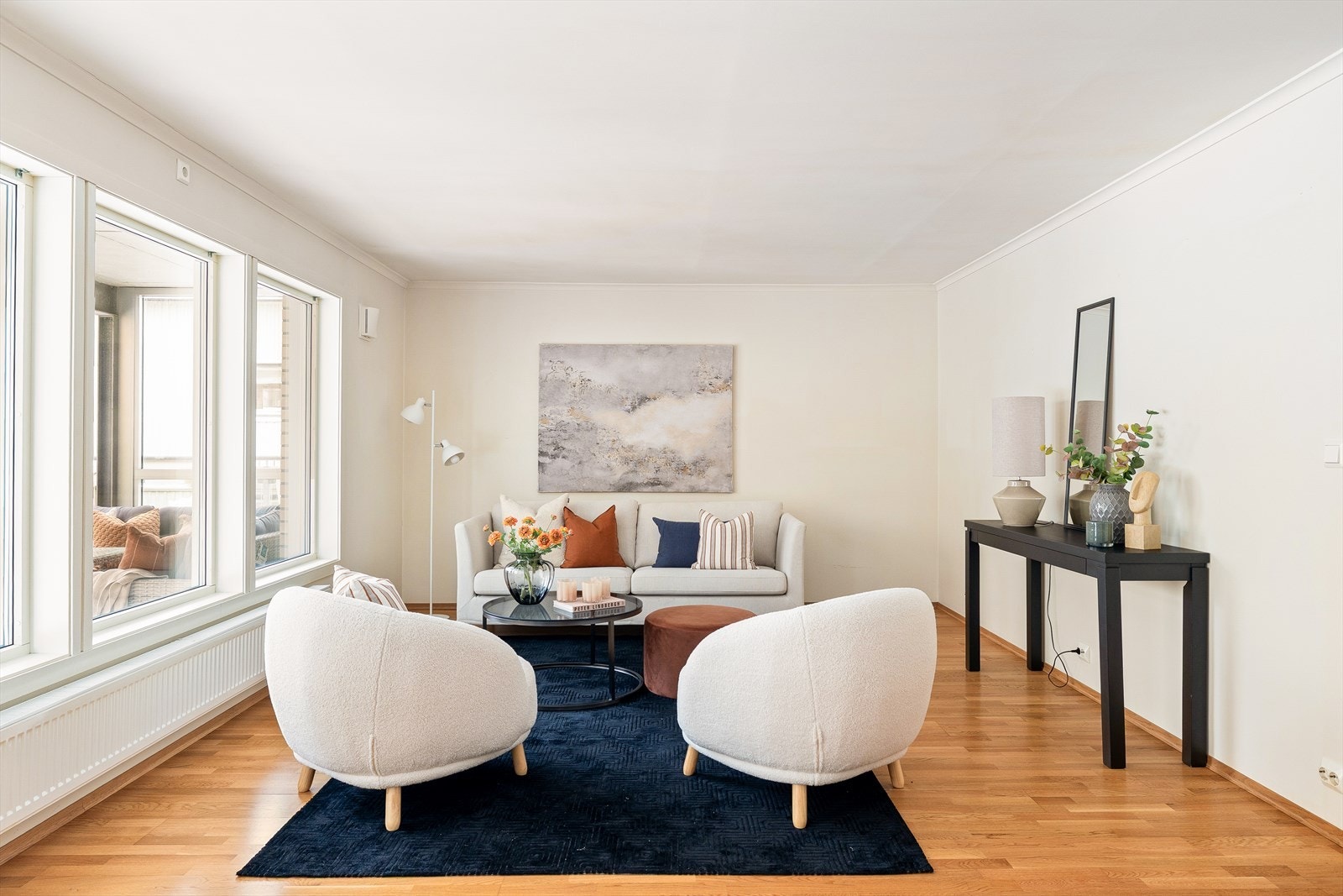 Stuen er pent innredet og videre lett å møblere og det er rom for å møblere med flere sittegrupper. Galleribilde