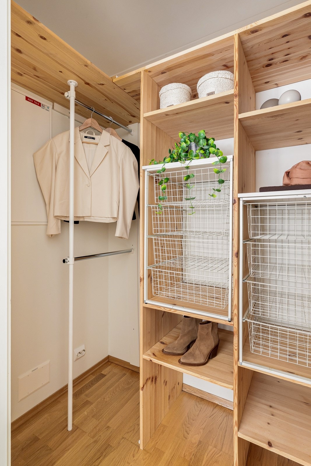 Rommet er utstyrt med walk-in closet med hylle løsninger. Galleribilde