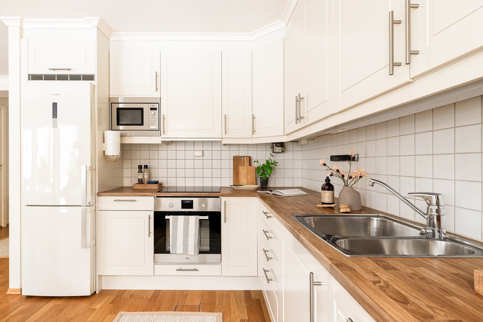 Innredningen byr på effektive arbeidsflater og god plass til oppbevaring i skuffer og skap. Galleribilde