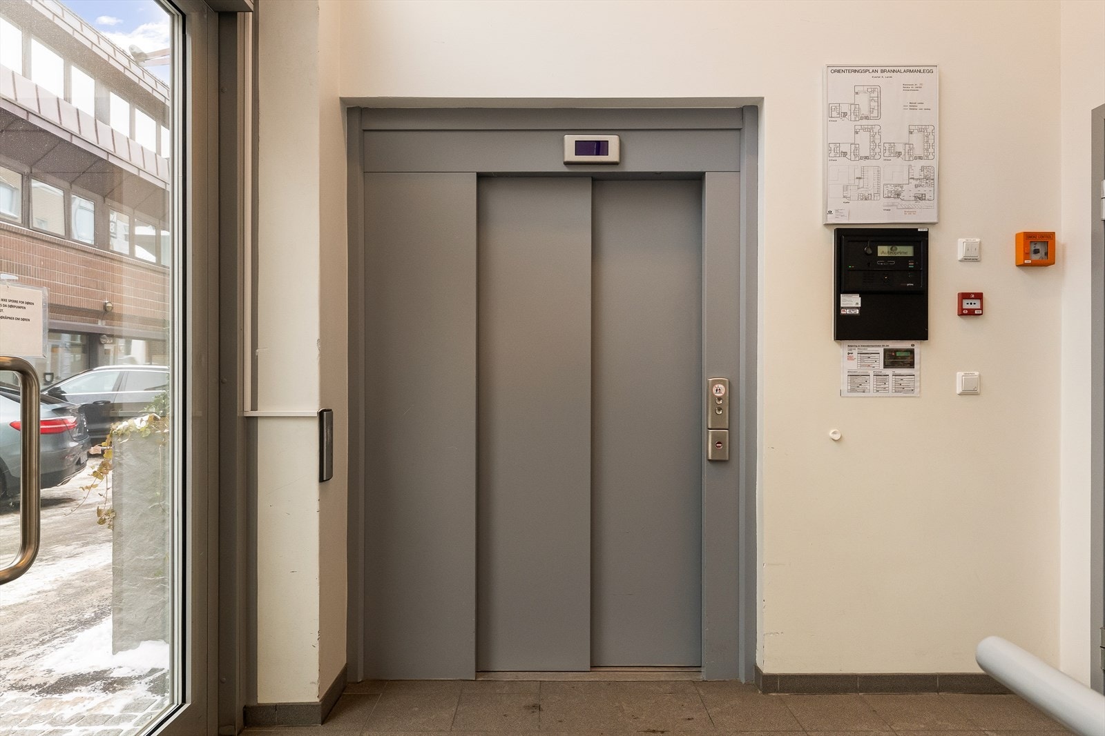 Heis i leilighetsbygget fra garasje kjelleren. Galleribilde