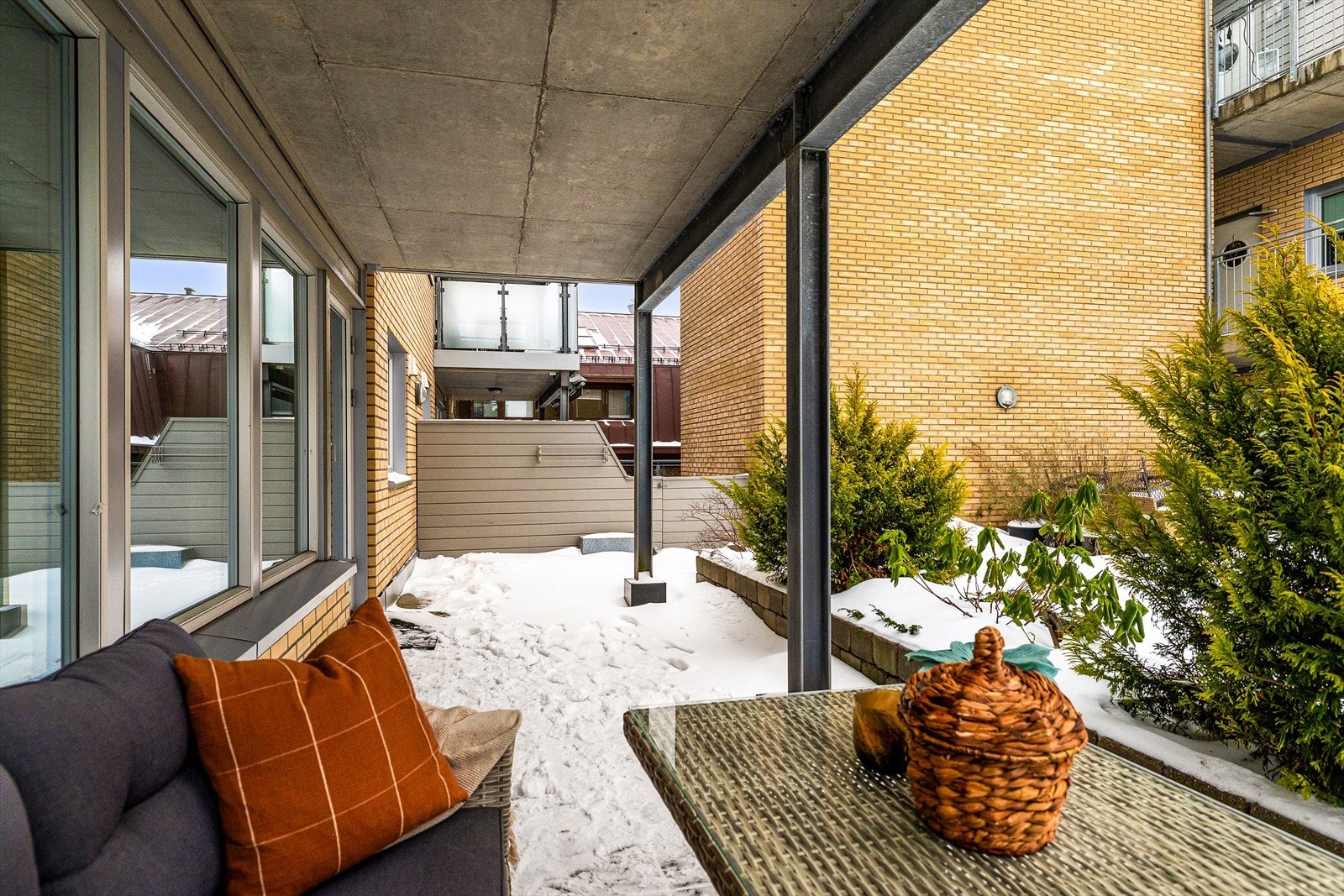 Markterrassen er noe skjermet med hekk fra fellesarealer. Galleribilde