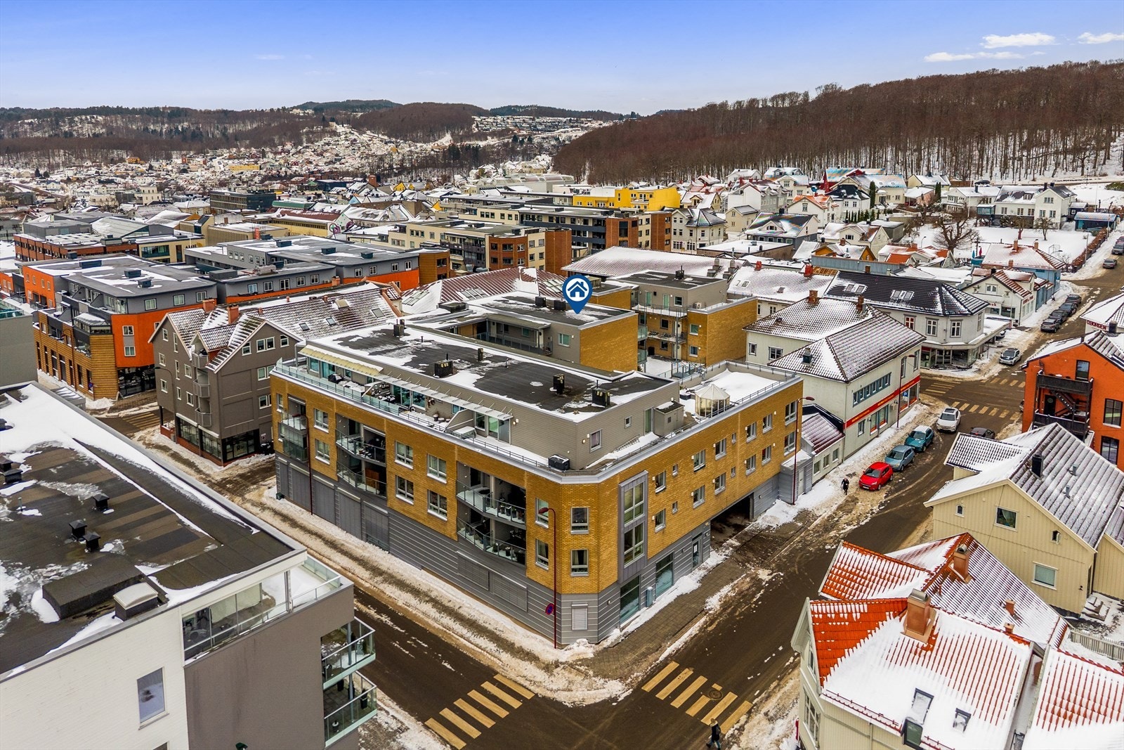 Området gir mulighet for offentlig kommunikasjon via buss og tog. Galleribilde