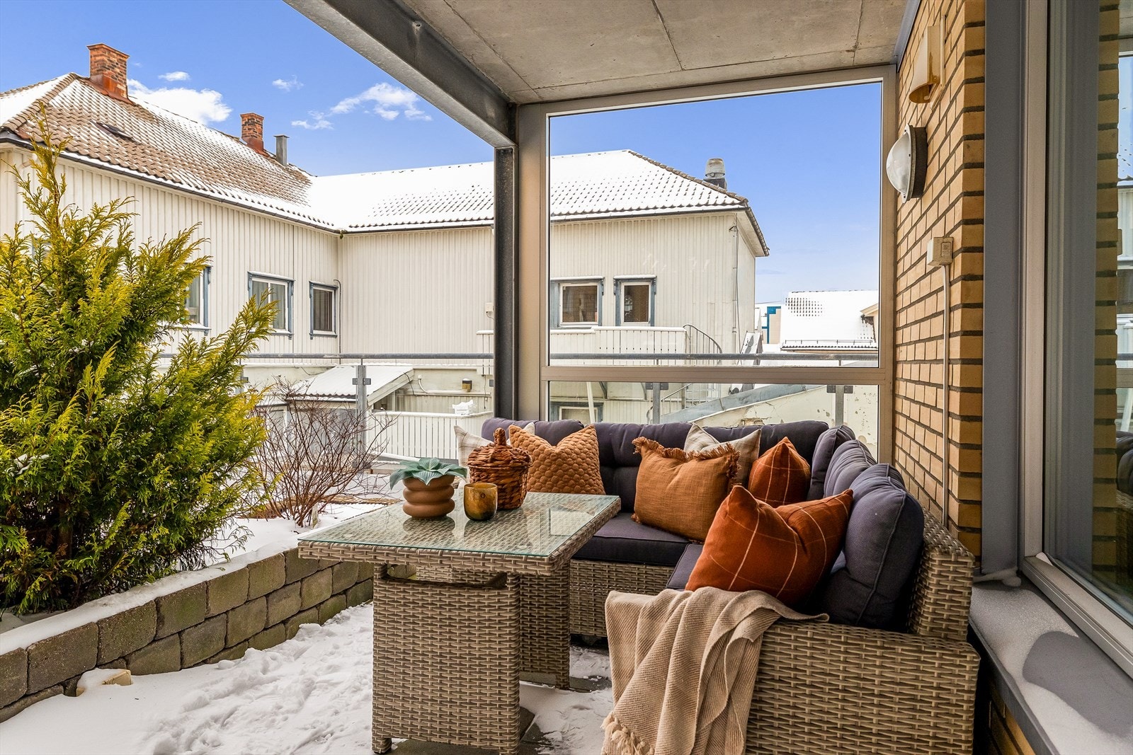 Fra stuen er det direkte utgang til en hyggelig markterrasse med plass til en sittegruppe. Galleribilde