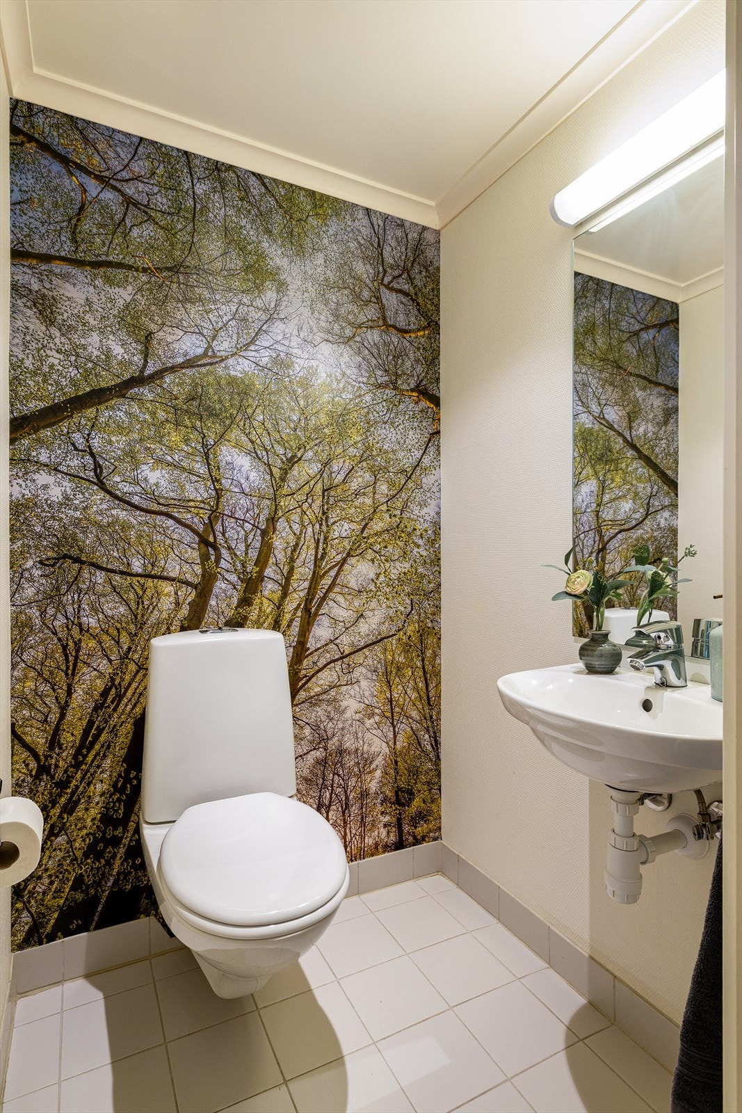 I tillegg har leiligheten et separat toalettrom med toalett og enkel servant. Galleribilde