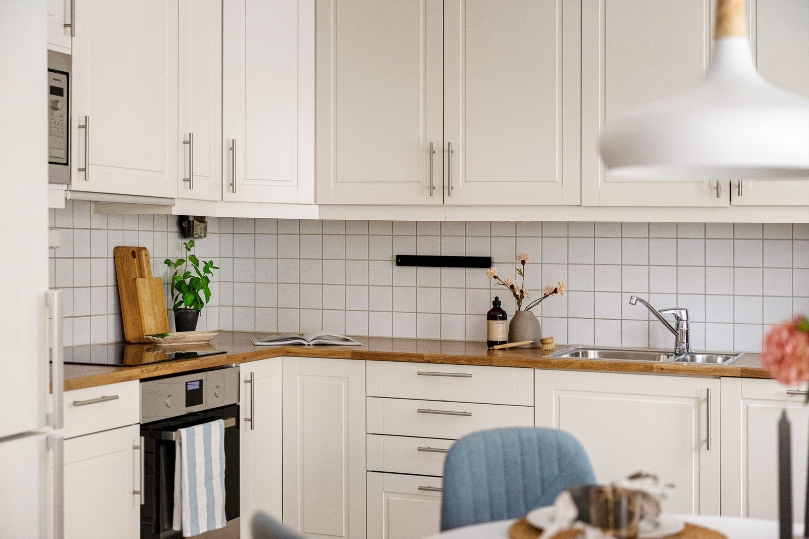 Veggen over benkeplaten er flislagt. Galleribilde