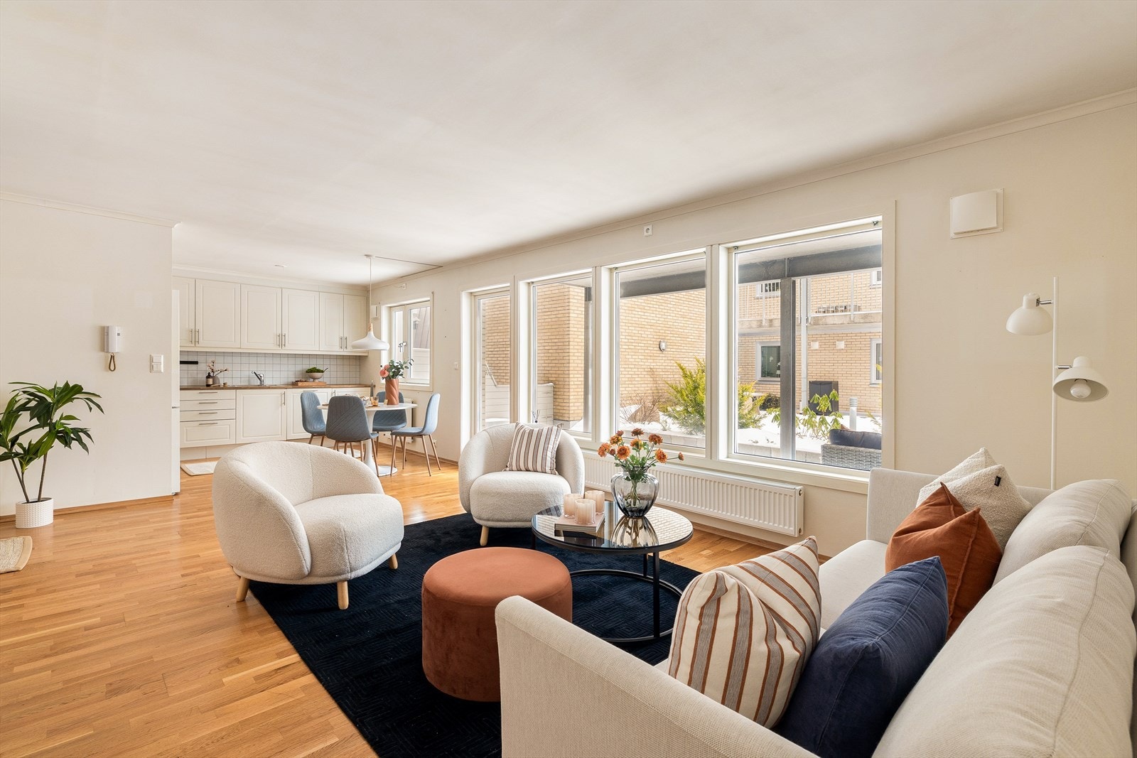 Lys og innbydende stue med flott parkett på gulv og slette vegger malt i en delikat lys farge på vegger, som skaper en lun og koselig stemning. Galleribilde