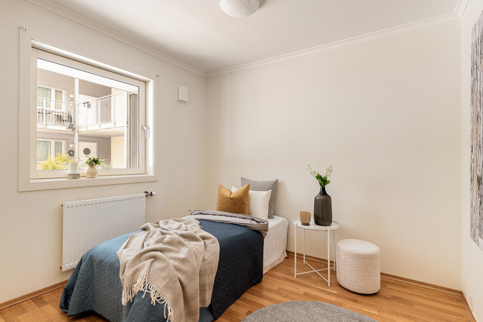 Soverom 2 har god plass til seng, nattbord og garderobeløsning. Galleribilde