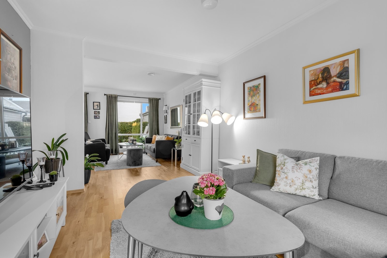 Gulvene har parkett, mens veggene er lyse og tidløse Galleribilde