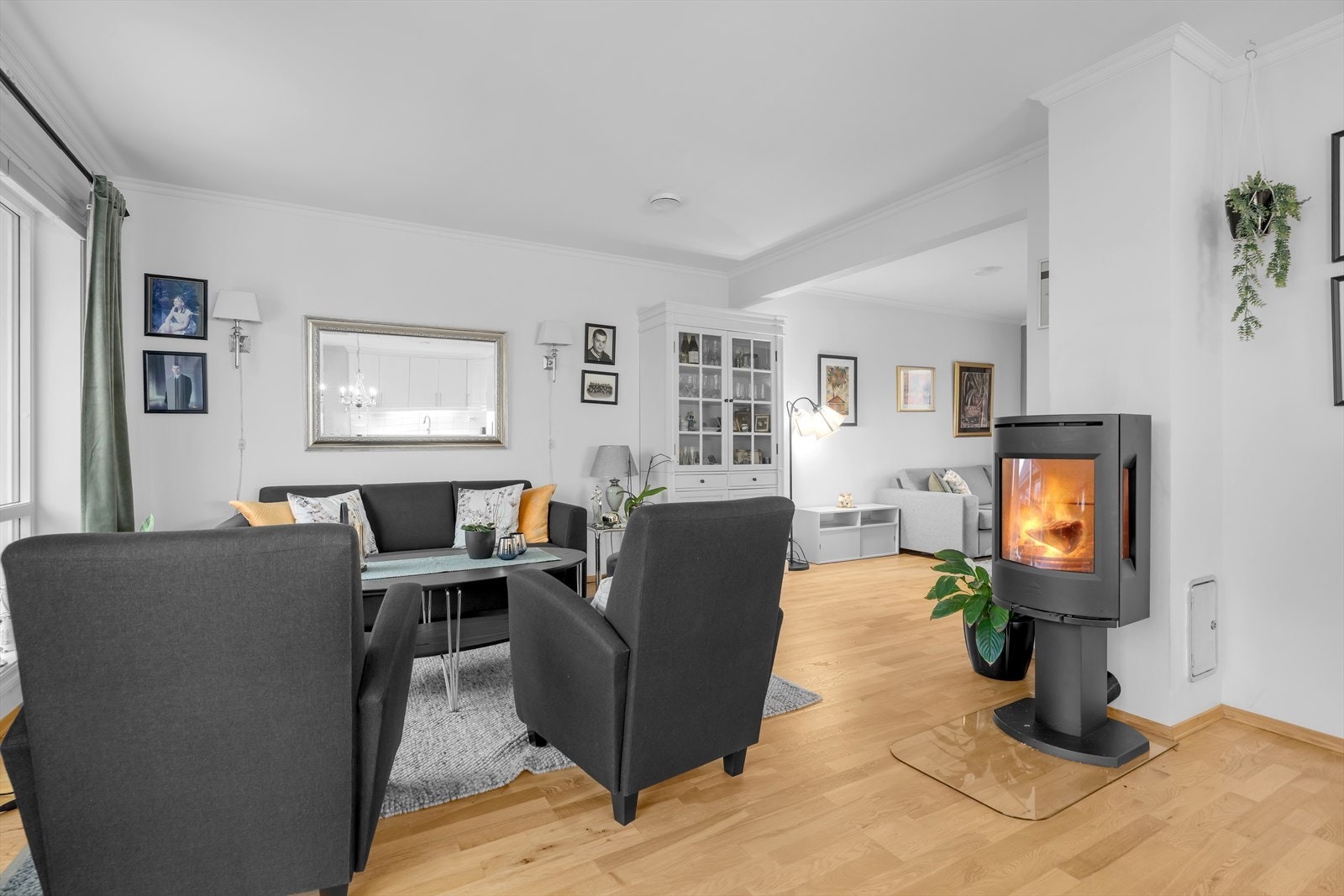 Vinkelstuen har plass til flere sittegrupper, ideelt for sammenkomster eller avslapning. Galleribilde