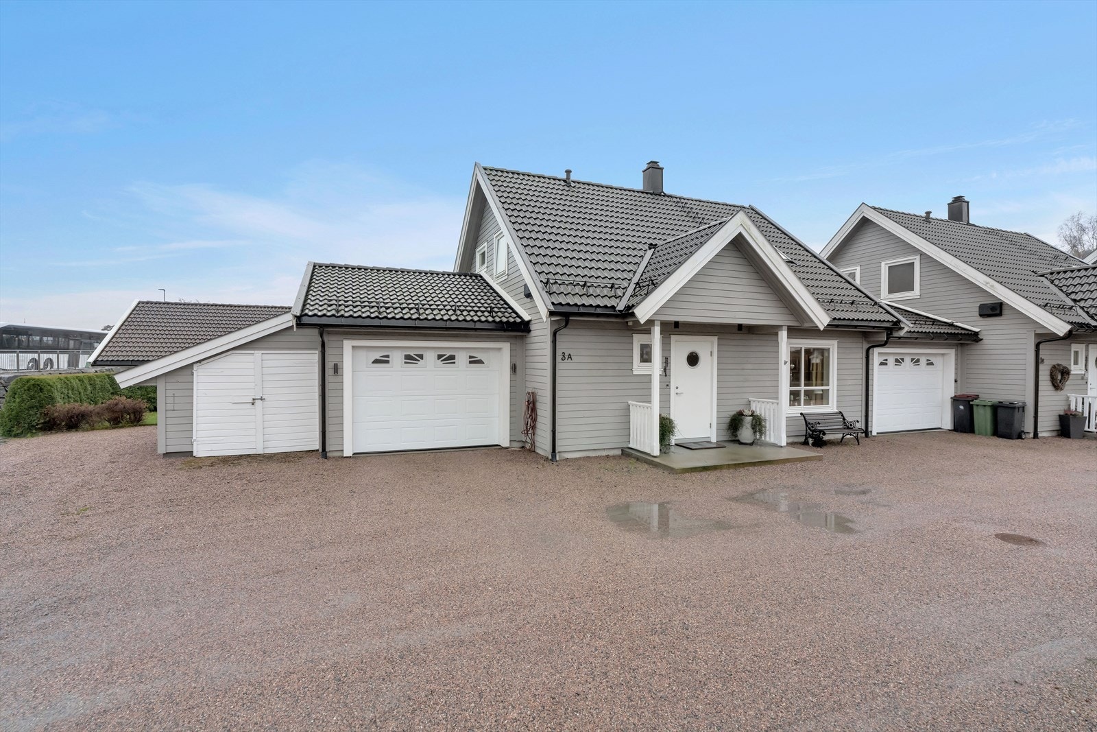 Parkering i garasje samt gode oppbevaringsmuligheter i utvendig bod. Galleribilde