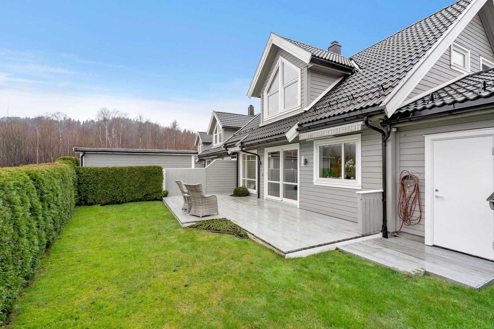 Praktisk løsning med direkte tilgang fra hagen til garasjen. Galleribilde