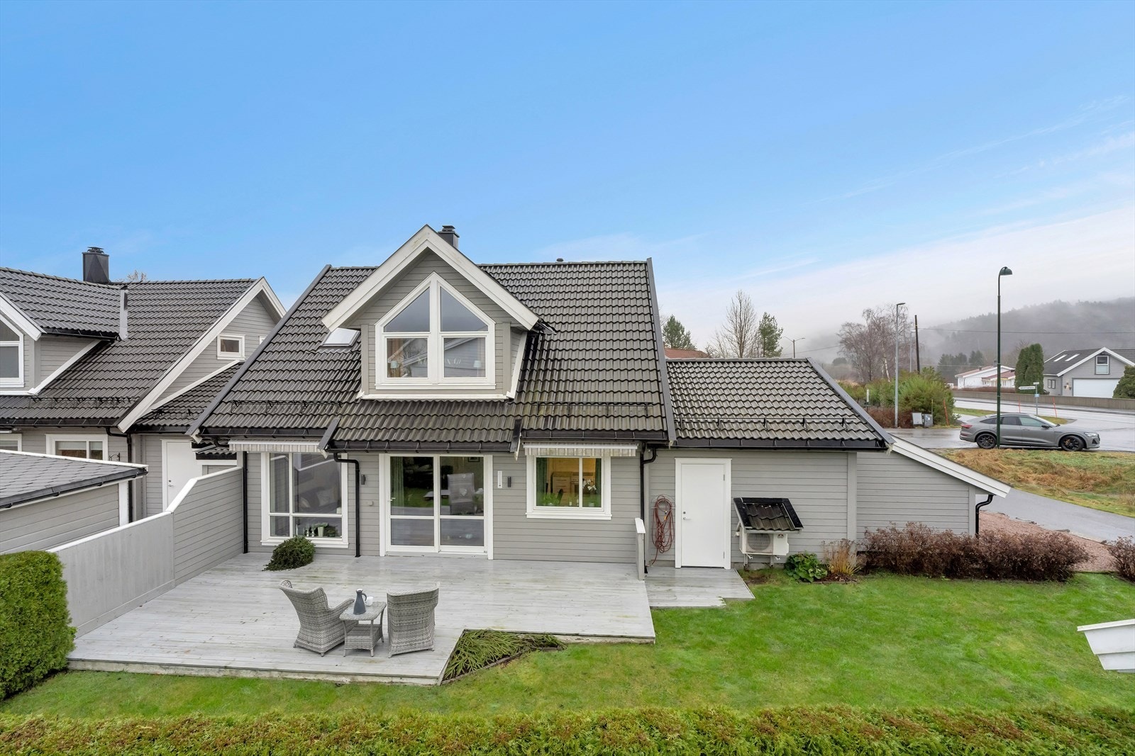 Velkommen til Solsletta 3A! Dette er et flott og nyere enderekkehus fra 2012 med gjennomgående god standard og flott opparbeidet, solrik hage. Galleribilde