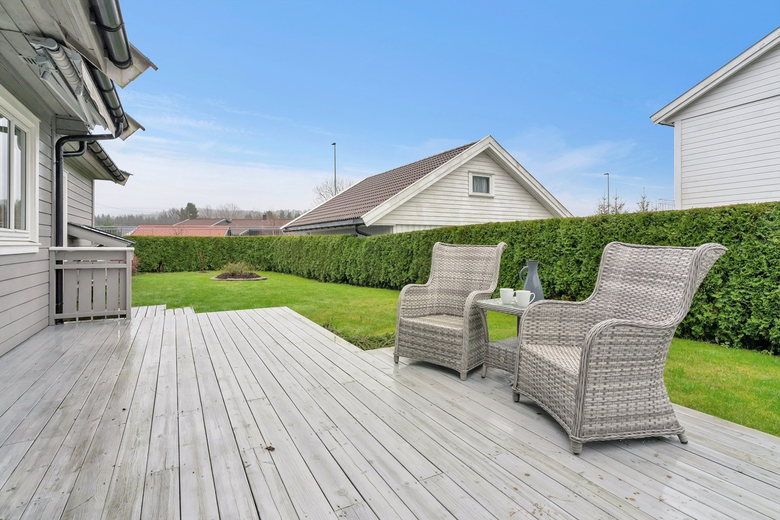 Hagen er skjermet og omkranset av levegg/gjerde samt hekk, noe som gir godt med privatliv. Galleribilde