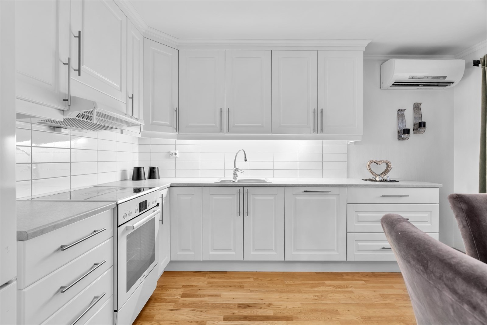 Kjøkkenet byr på rikelig med oppbevaringsplass i skap og skuffer, samt god arbeidsflate på benken. Galleribilde